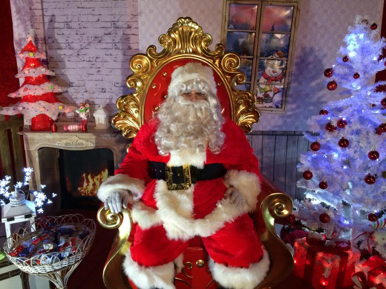 La maison du Père Noël et son trône - studio photos Maquarella