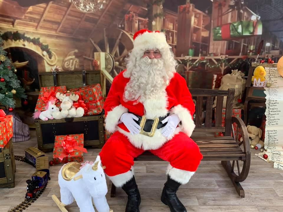 Papa Noël dans son atelier - studio photos 2019